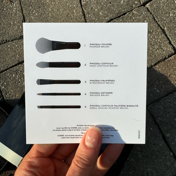 Chanel Collection of 5 Essential Mini Brushes - Picture 3 of 10